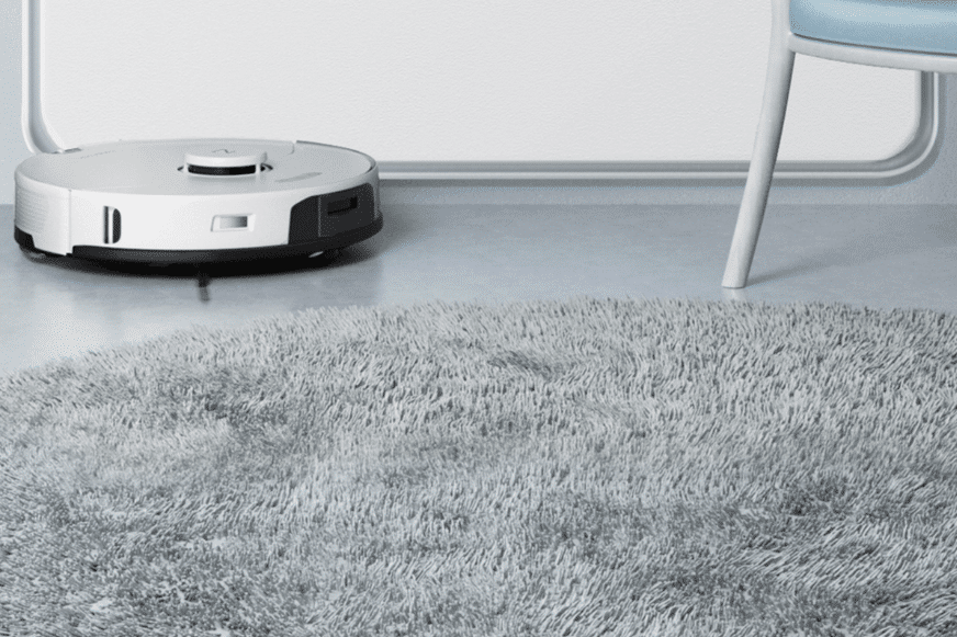 Man sieht den Roborock G10 während er den Boden saugt. 